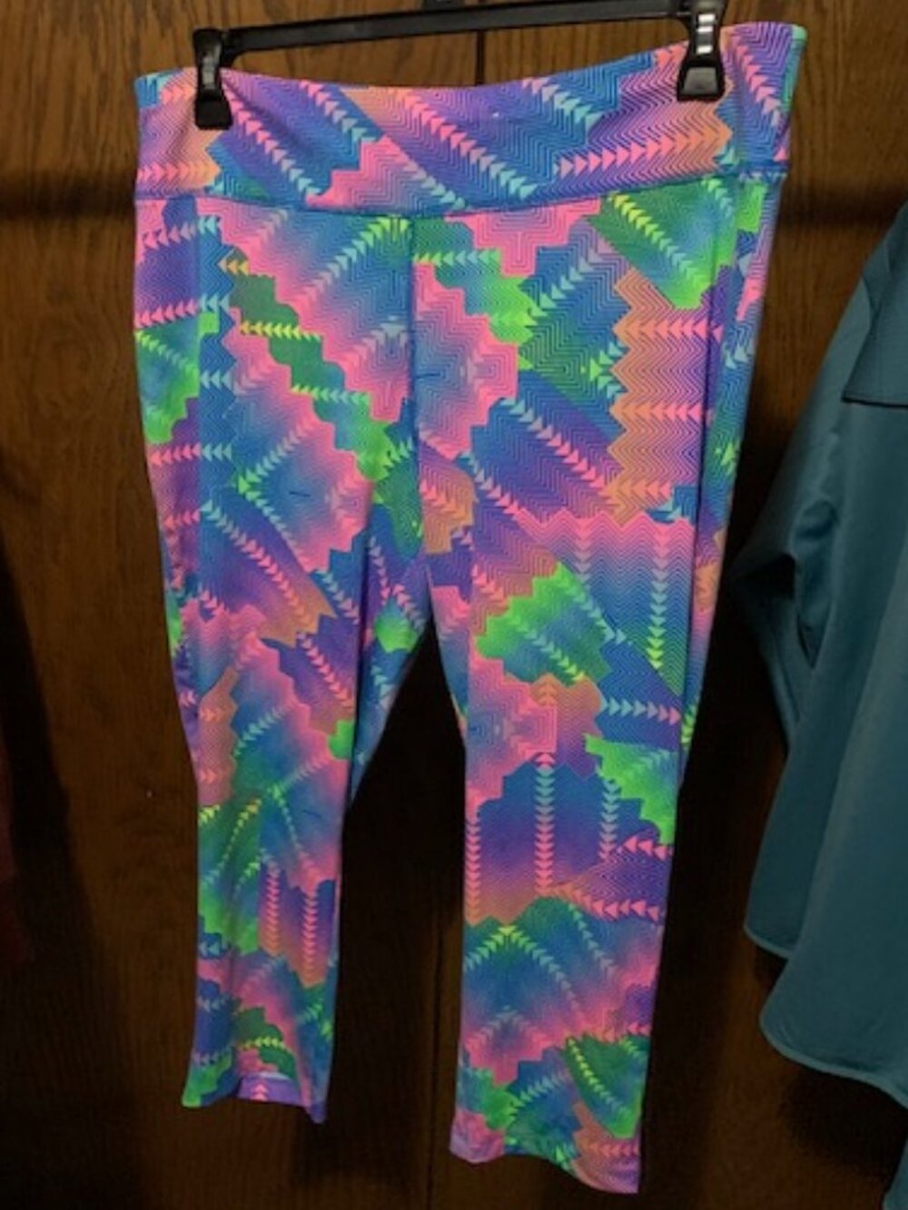 NWOT juniors Flirtitude active capris